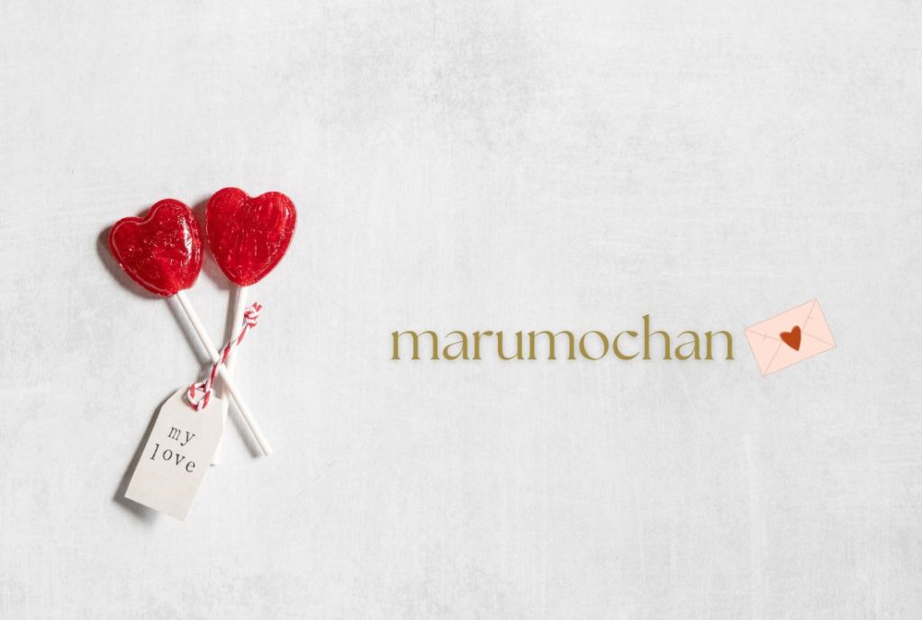 灰色の背景。赤いハート型の飴に”my love”の文字。右横に手紙のイラストと”marumochan”のテキスト