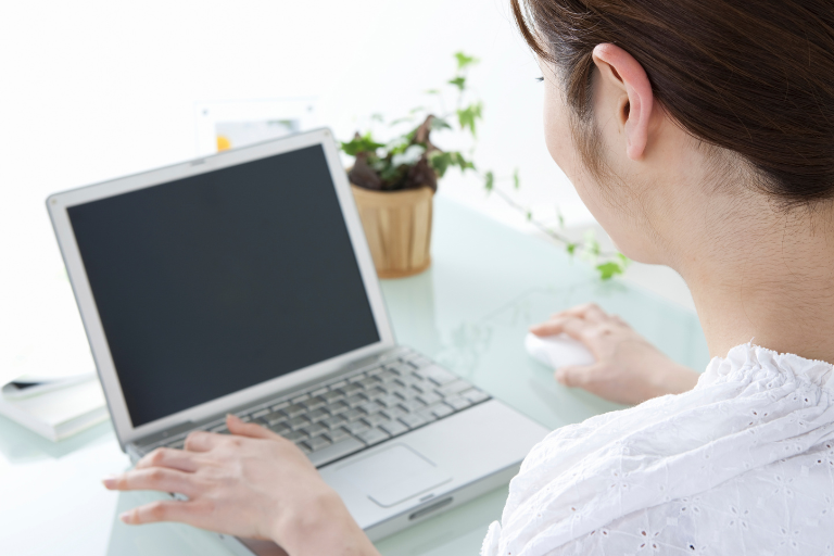 ノートPCを操作しているライターの女性