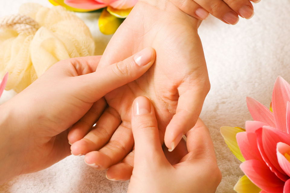 ハンドマッサージをしている様子。